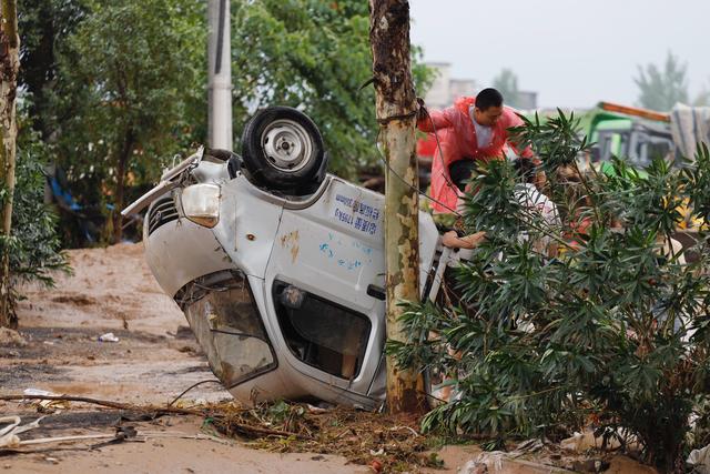 直击洪水过后的河南巩义：有房屋冲毁、车辆掀翻，道路成泥潭