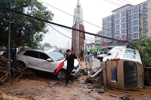 直击洪水过后的河南巩义：有房屋冲毁、车辆掀翻，道路成泥潭