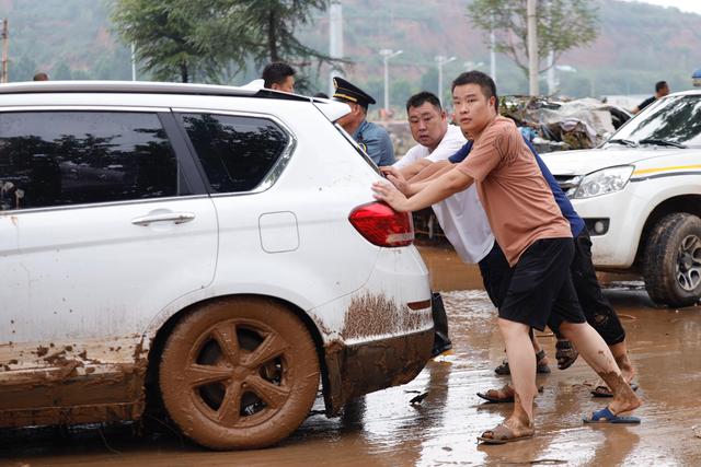 直击洪水过后的河南巩义：有房屋冲毁、车辆掀翻，道路成泥潭