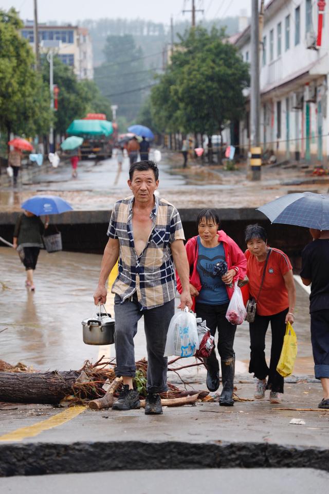 直击洪水过后的河南巩义：有房屋冲毁、车辆掀翻，道路成泥潭