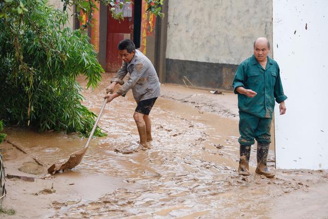 直击洪水过后的河南巩义：有房屋冲毁、车辆掀翻，道路成泥潭