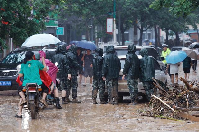 直击洪水过后的河南巩义：有房屋冲毁、车辆掀翻，道路成泥潭