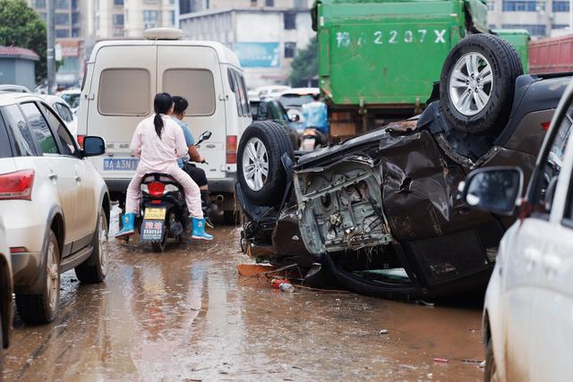 直击洪水过后的河南巩义：有房屋冲毁、车辆掀翻，道路成泥潭