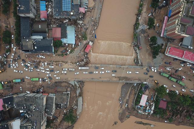 直击洪水过后的河南巩义：有房屋冲毁、车辆掀翻，道路成泥潭