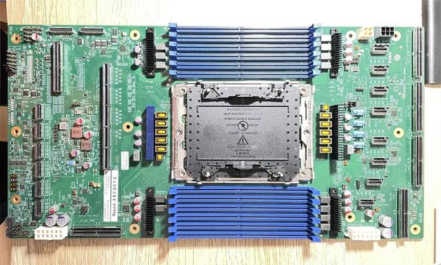 英特尔至强处理器LGA 7529插槽尺寸对比：是LGA1700的4倍多