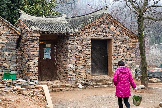 伏牛山奇石阵里石头村，房子全部用石块干垒，风雨相伴300多年