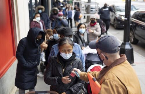 美国食品杂货价格居高不下 越来越多人靠领取免费食物度日