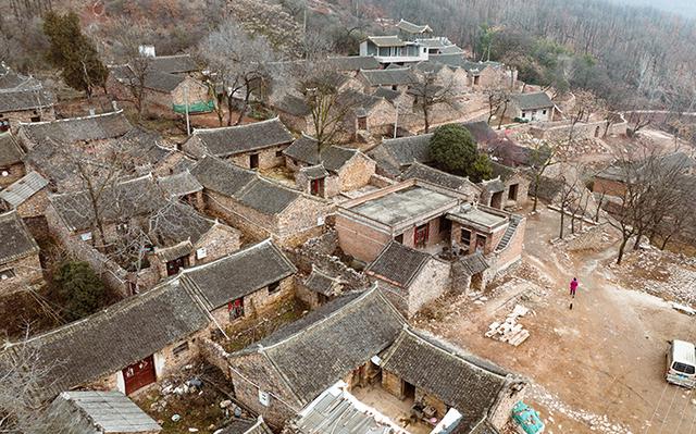 伏牛山奇石阵里石头村，房子全部用石块干垒，风雨相伴300多年