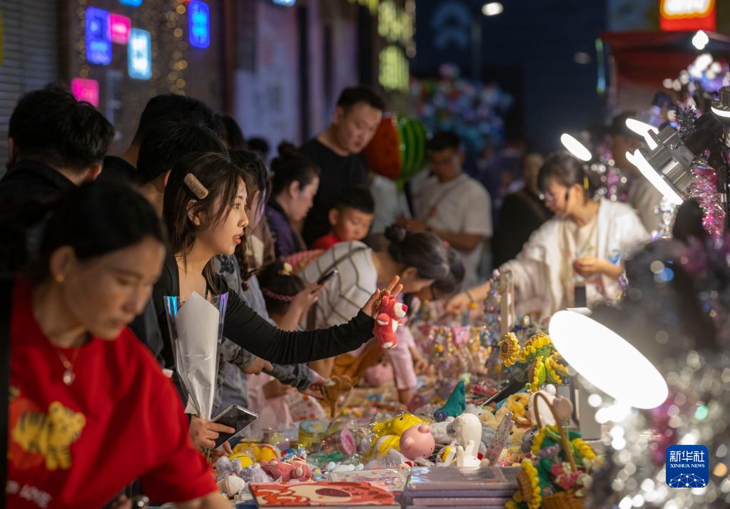 宁夏银川：发展“夜经济” 激发消费活力