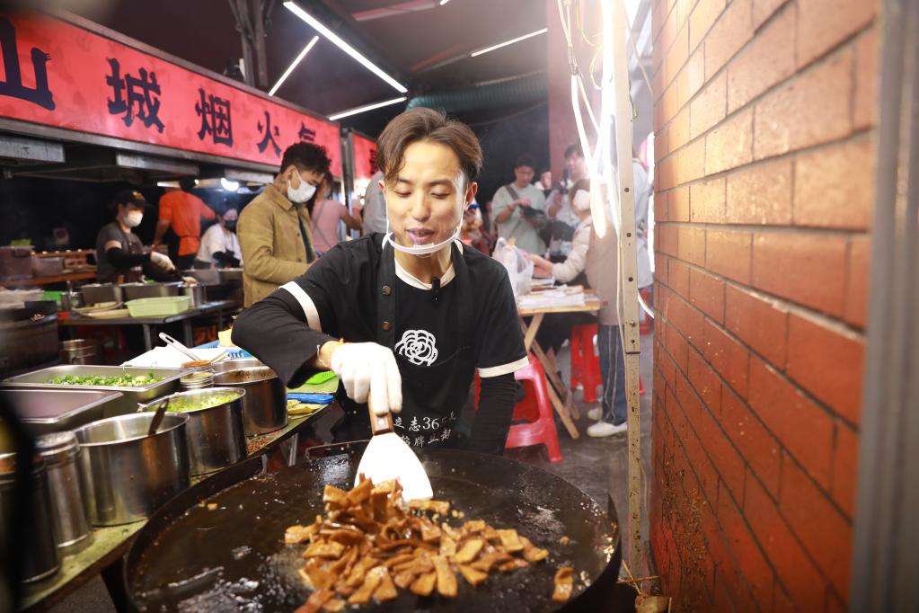 新华全媒+丨集市旺 国潮兴——重庆“五一”假期消费市场见闻