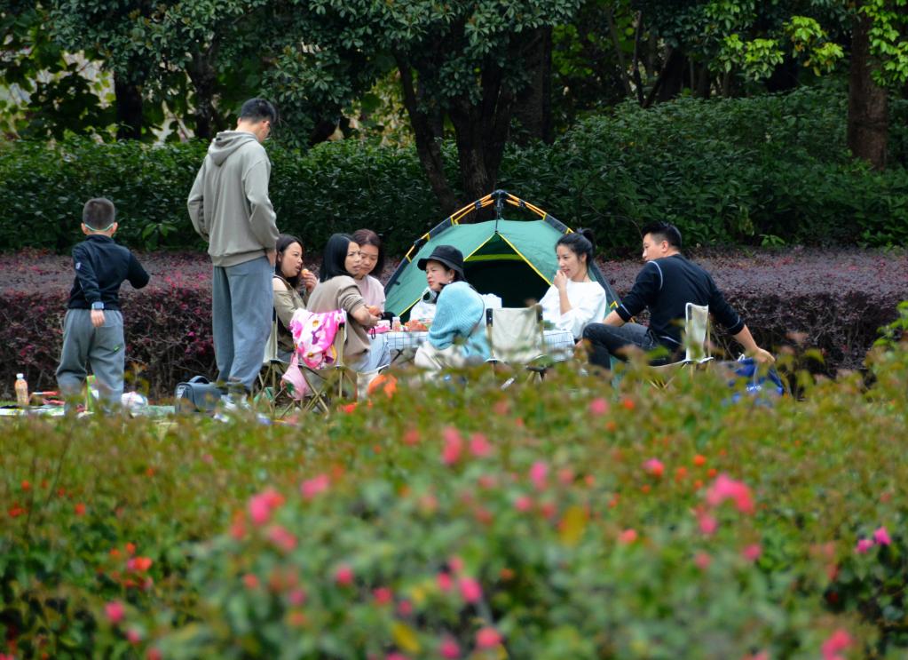 经济季报听信心｜消费市场加速回暖 服务业快速复苏