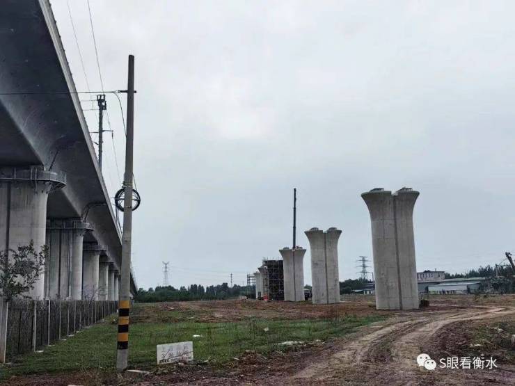 沁香路建设现场、雄商高铁桥墩矗立-周一早快读