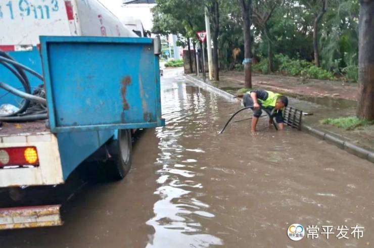 常平暴雨来袭,他们迅速除隐患保畅通