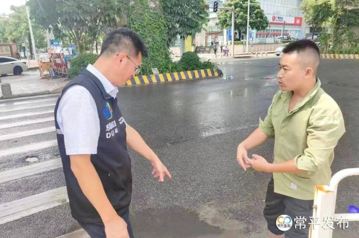 常平暴雨来袭,他们迅速除隐患保畅通