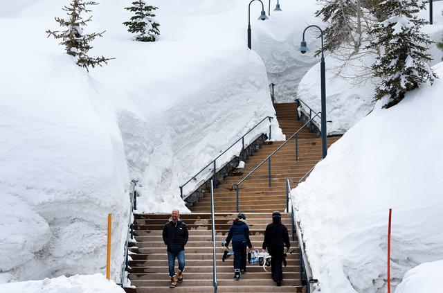 早安·世界｜风暴袭击美国加州，部分山脉降雪量高达17.8米