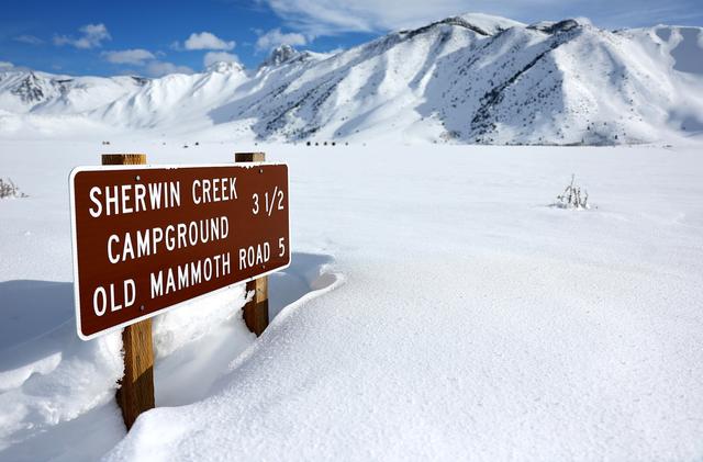 早安·世界｜风暴袭击美国加州，部分山脉降雪量高达17.8米