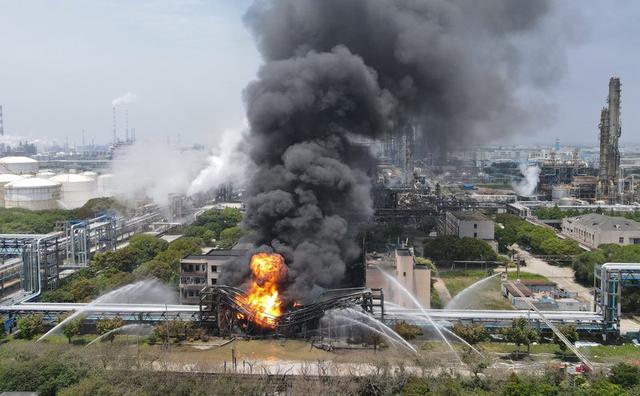 上海石化发生重大火情，爆炸声不断，化工区域不建居民楼不行吗？