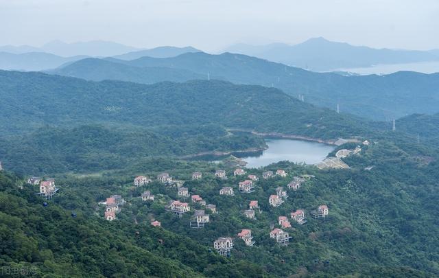 为了养花卖掉老房子，在郊区买套别墅，住两年多，后悔了