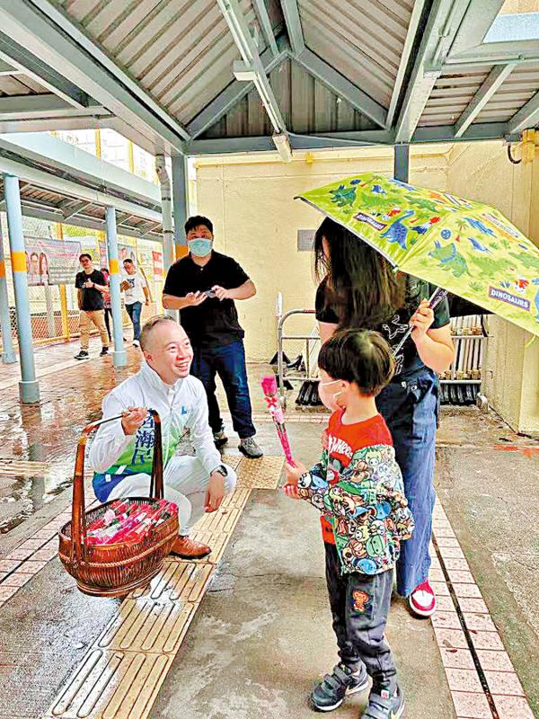 特 写-市民喜获赠花：今年鲜花特别靓！