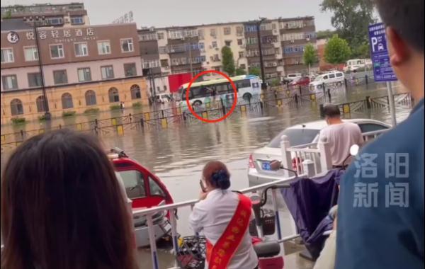 暴雨后，一名奇女子不走寻常路……