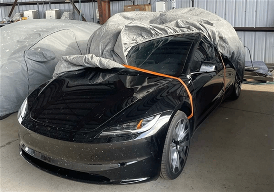 改款特斯拉Model 3实车现身 圆形方向盘