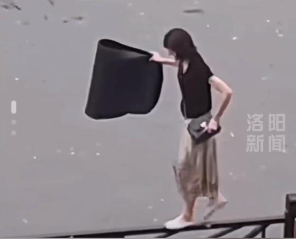 暴雨后，一名奇女子不走寻常路……