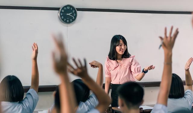 老师是真穷还是假穷？每月工资三五千，为何大多有车有房？