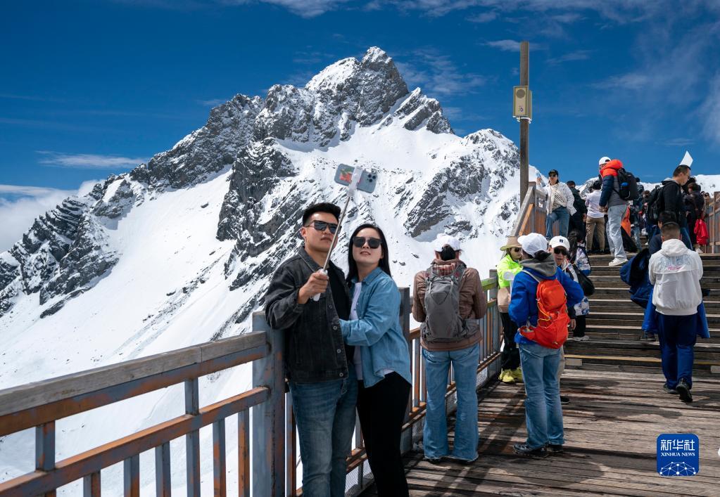 玉龙雪山景区开启夏日旅游季