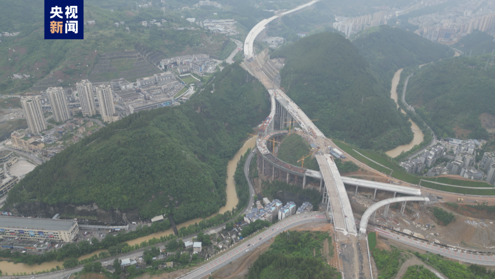 渝陕首条直通高速公路！巫镇高速重庆段11座隧道全部贯通