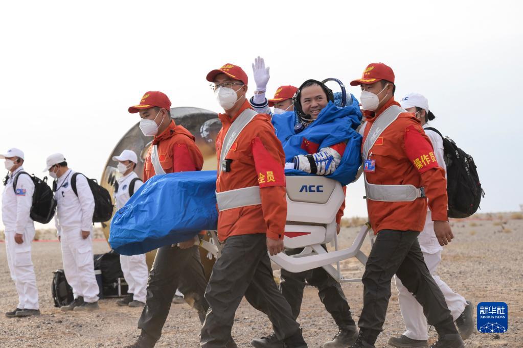 神舟十五号载人飞船返回舱成功着陆 神舟十五号载人飞行任务取得圆满成功