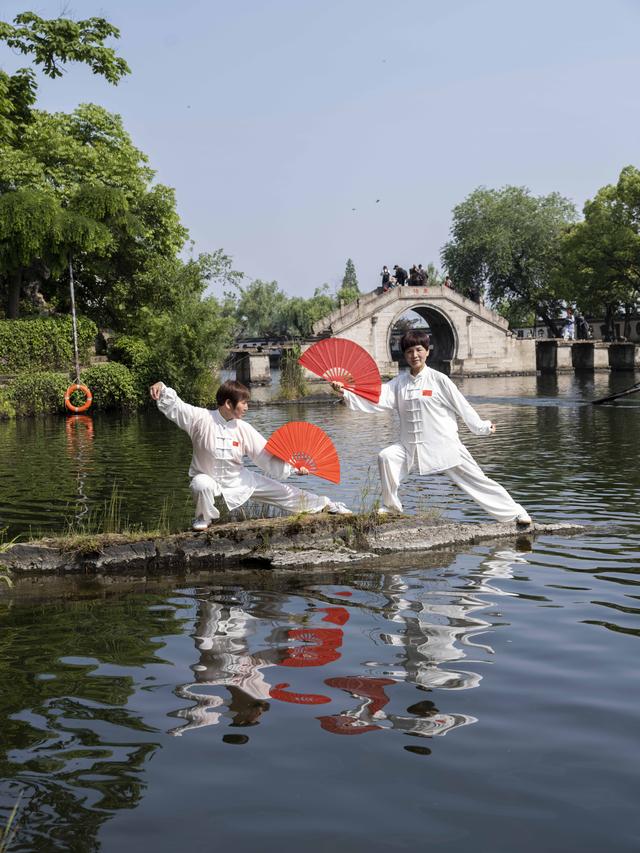 绍兴市民迎接今年九月的19届亚运会