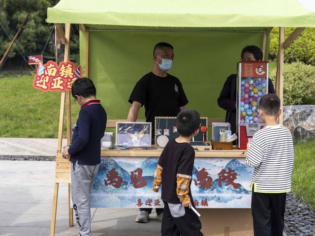 绍兴市民迎接今年九月的19届亚运会