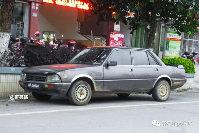 「海外路边摄」美规版的标致Peugeot 505 & 道奇公羊RAM Van