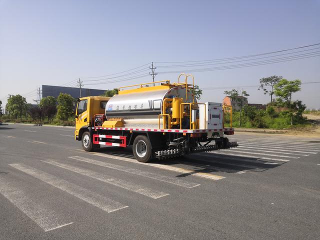 东风华神6.3立方智能型沥青洒布车