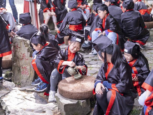 绍兴市民迎接今年九月的19届亚运会