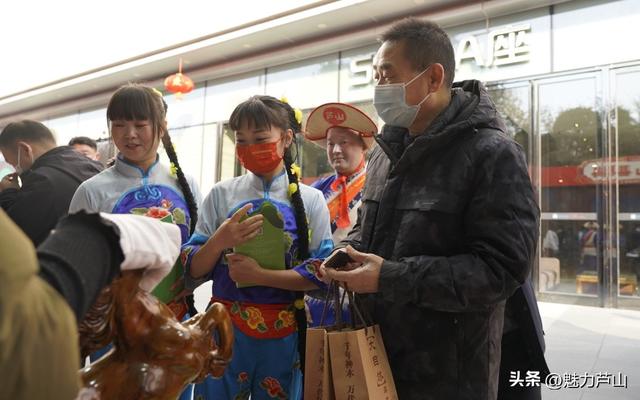 新年到！新年到！你家年货这里买！芦山特色产品亮相“蜀里安逸·雅至生活”暨“雅货进蓉”迎春购物月活动