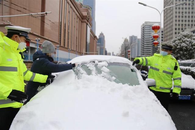 前挡玻璃积雪怎么开车？路面交警现场教你