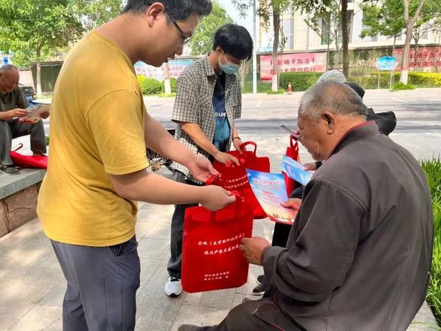 筑牢安全防线 护航平安开发区--邢台经济开发区群众工作局开展《反有组织犯罪法》宣传活动