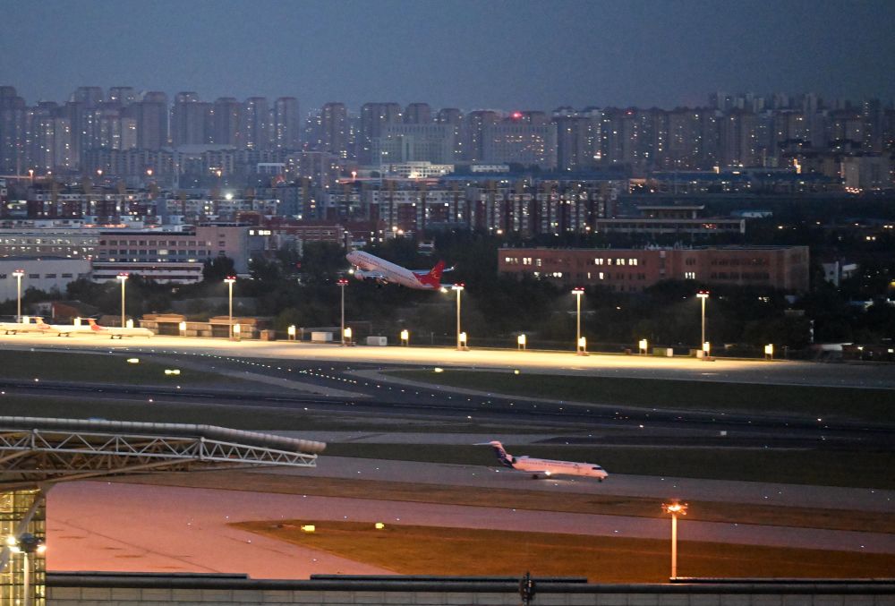 夜空中，一条航线见证复苏新前景