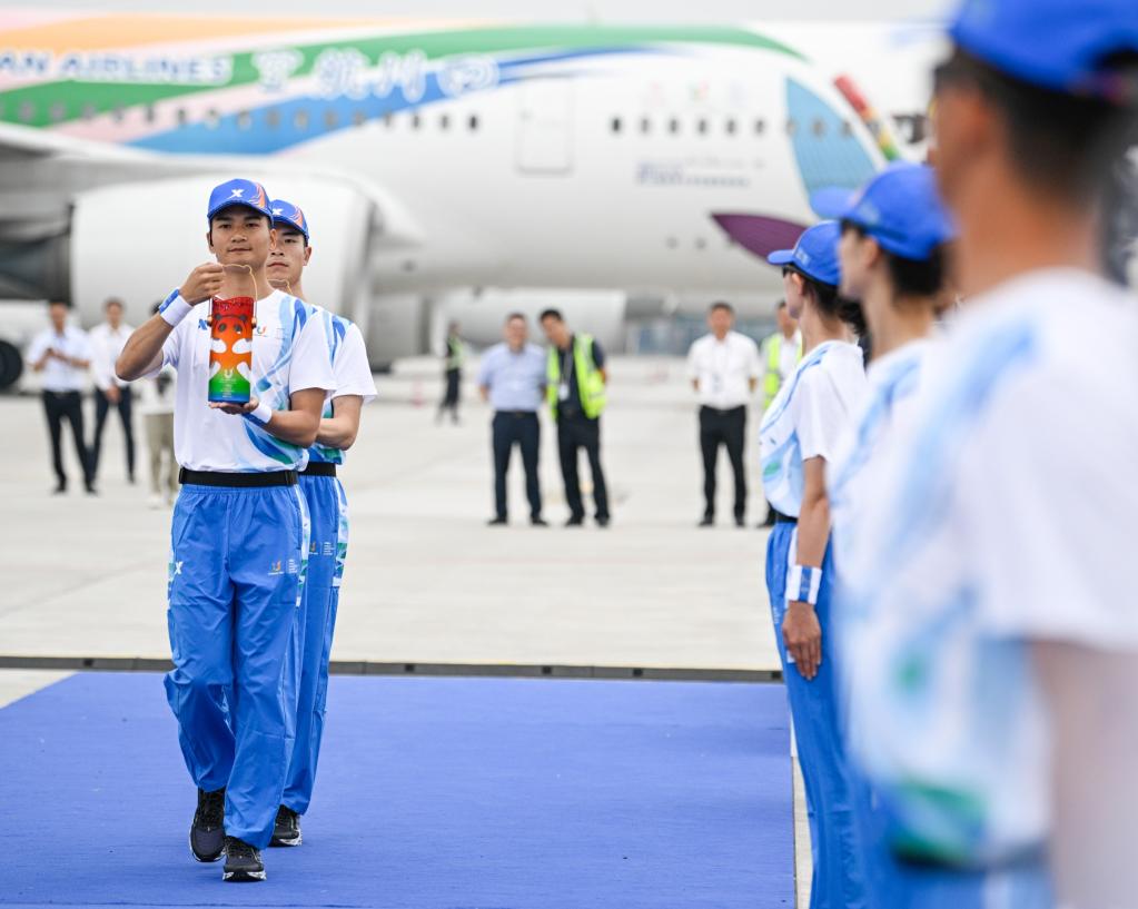 追光丨今天，成都大运会火种飞向北京！