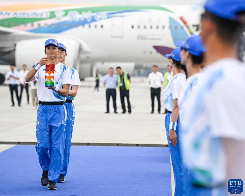 成都大运会火炬火种搭乘“大运号”飞赴北京