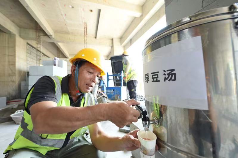 酷暑中担当奉献 “送清凉”及时贴心——华北地区高温生产生活一线见闻