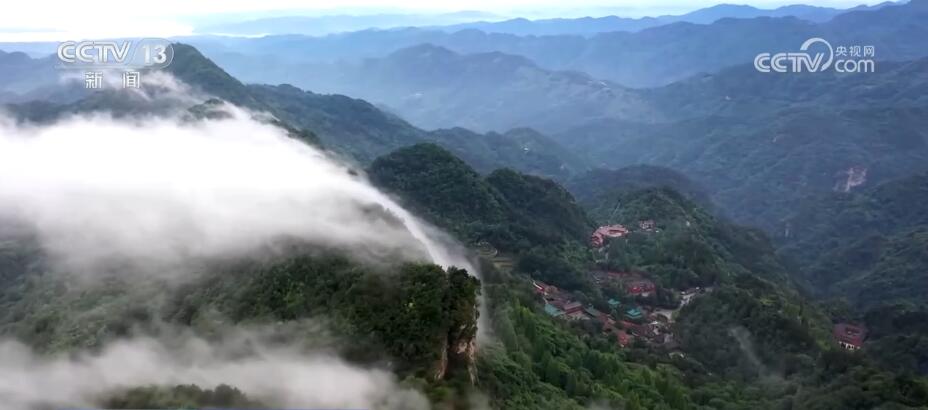 空中俯瞰山水相融美如画 感受祖国大地夏日之美