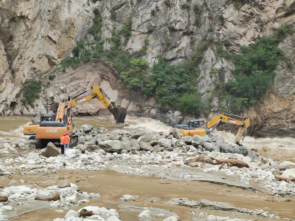 四川汶川山洪泥石流已造成3人失联、4人遇难 河道堆积体清理连夜作业