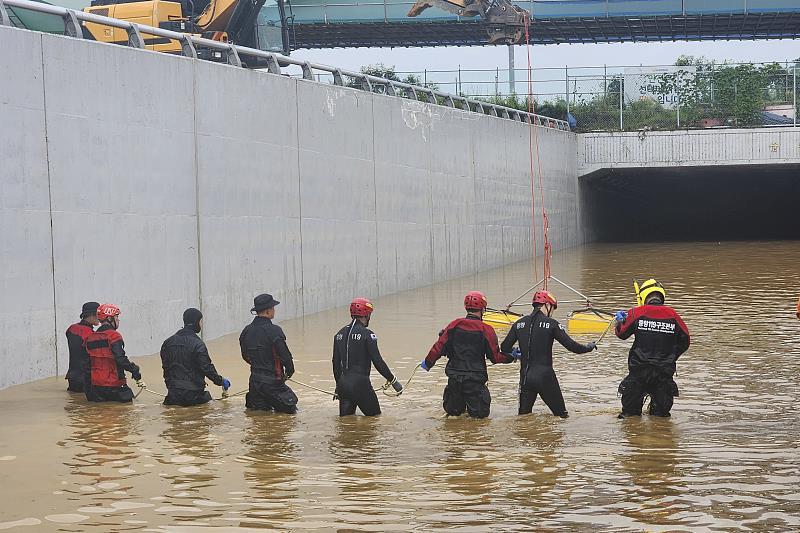 韩国持续暴雨导致的死亡人数上升至35人