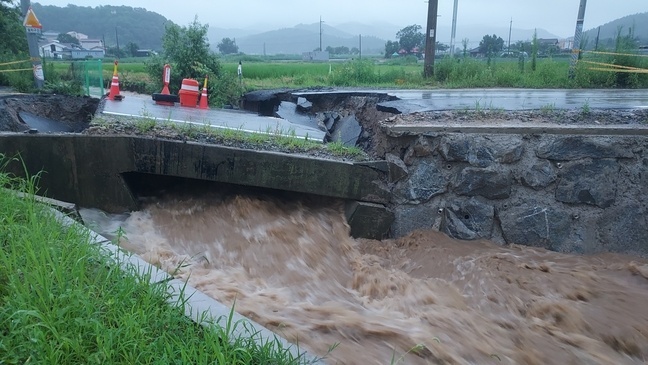 韩国连日降雨引发泥石流 多人失踪超千人被疏散