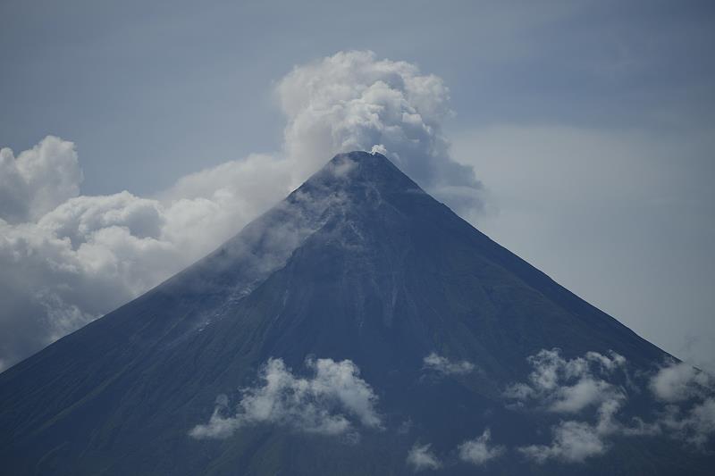 菲律宾马荣火山活动持续