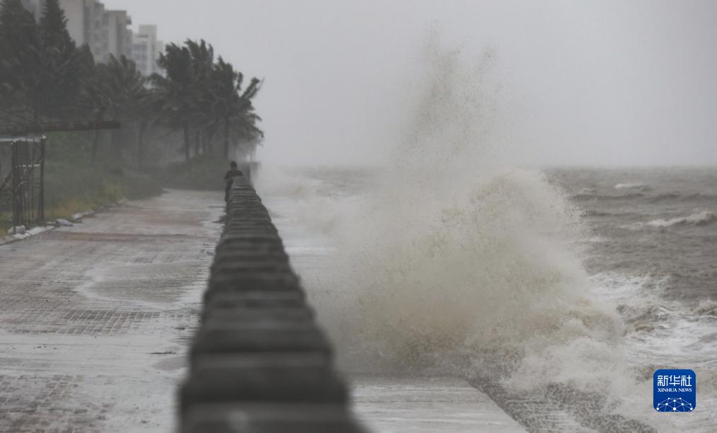 新华全媒+丨台风“泰利”给海南带来强风雨