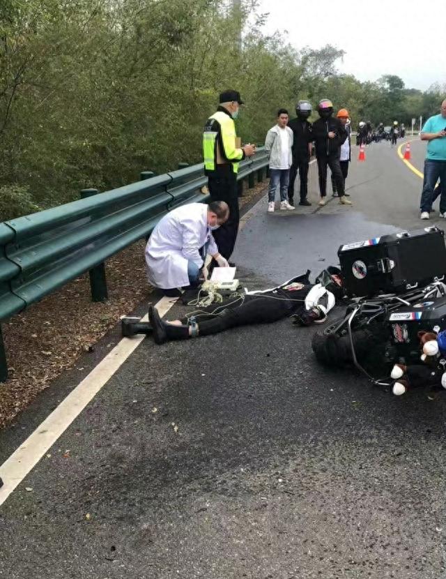 23岁女网红车祸去世，驾驶摩托车违规超车，模仿痞幼穿丝袜晒身材