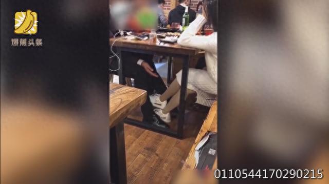 渣男！男子桌上跟女友亲昵 桌下摸对面妹子腿